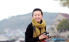 宝宝扶着水池乖乖让爸爸洗头